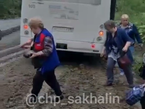 Пассажирский автобус едва не вылетел с дороги в Южно-Сахалинске