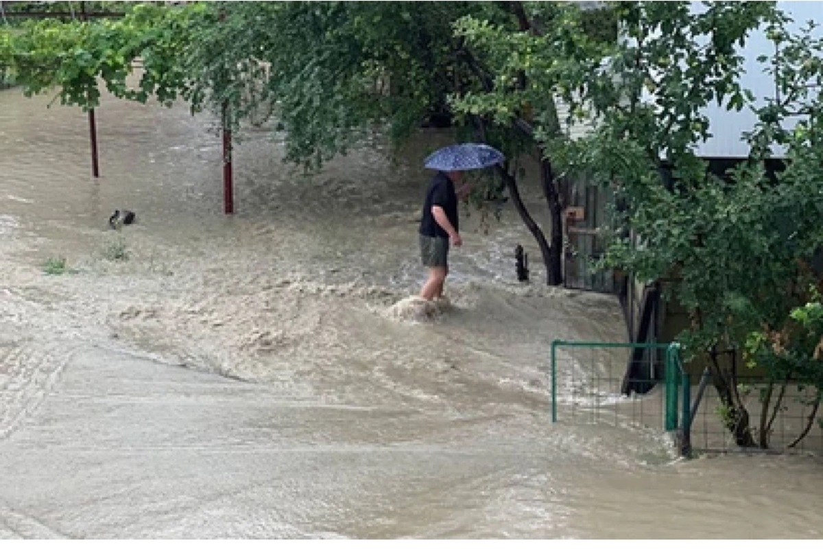Погода в сочи 20 апреля 2024. Лазаревское наводнение 2022. Сочи потоп 2022. Потоп в Лазаревском 2022.