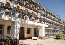 Подмосковная школа № 20 в поселке Краснознаменский городского округа Щелково на первый взгляд мало чем отличается от типовых учебных заведений, построенных в начале 60-х прошлого столетия