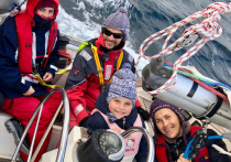 Отважная семья Клочковых из Новосибирска с двумя детьми в течение восьми лет путешествовала на своей яхте по морям-океанам, сходя на берег в разных частях света