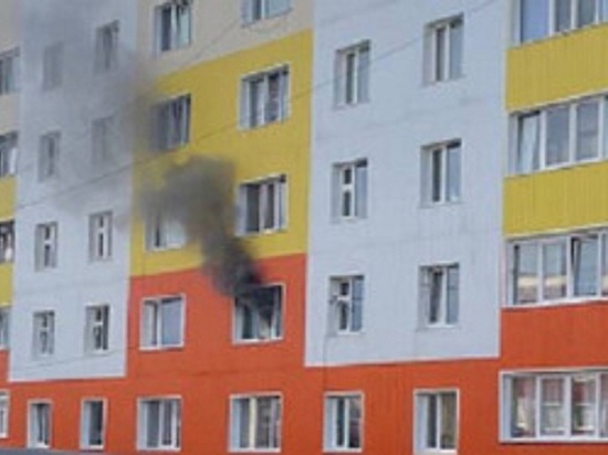 В Ноябрьске из пожара в пятиэтажке эвакуировали 11 взрослых и 4 детей