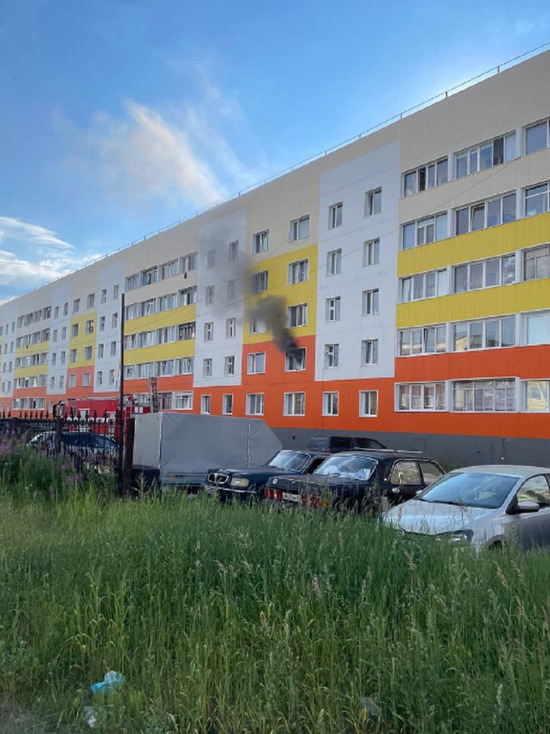 В Ноябрьске горит квартира в жилой пятиэтажке