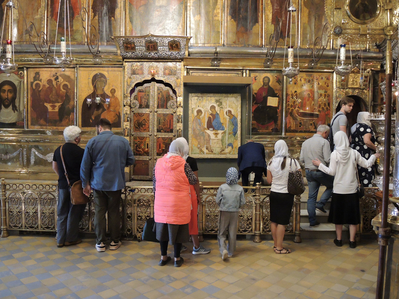 "Троица" Рублева в Троице-Сергиевой лавре: кадры перемещенной иконы