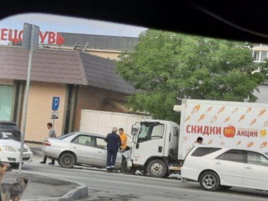 Автомобили столкнулись лоб в лоб на проспекте Мира в Южно-Сахалинске