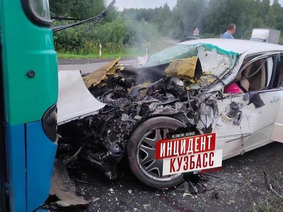 Девушка жива, парни без сознания в машине: очевидцы сообщили о страшной аварии в Кузбассе