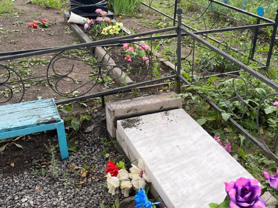 Хозяйничающие на кладбище малолетние вандалы возмутили кузбассовцев