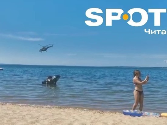 Низколетящий военный вертолет заметили над озером в Забайкалье