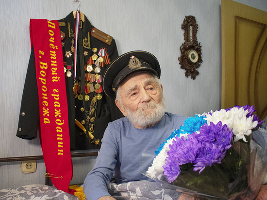 Губернатор Воронежской области и мэр поздравили защитника города со 106-летием