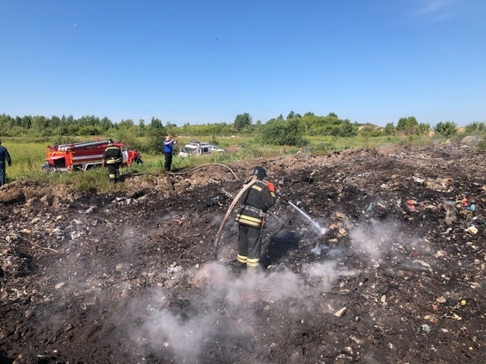 В МЧС показали кадры с места ликвидации пожара на свалке в Новосибирске