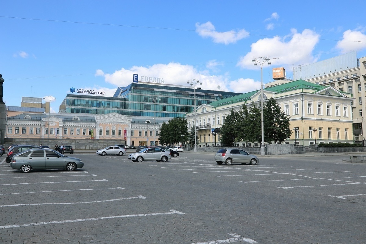 Площадь 1905 года в Екатеринбурге закроют для парковки ради «Атмофеста» -  МК Екатеринбург