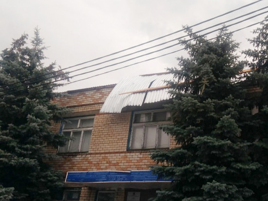 В Ивантеевке сильным ветром снесло крышу