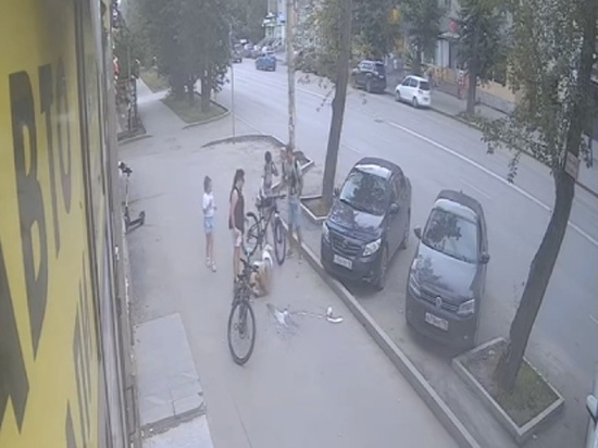 Велосипедисты травмировали женщину на тротуаре в Екатеринбурге