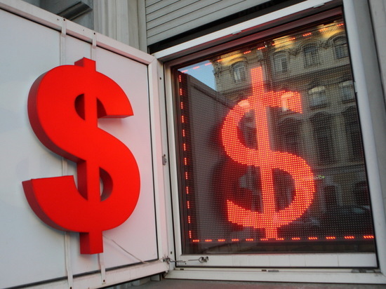 Курс доллара снова упал ниже 55 рублей