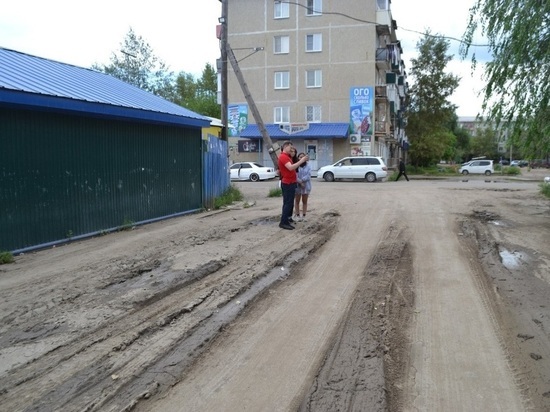 Читинка пожаловалась на дорогу в школу через рынок и грязь на КСК