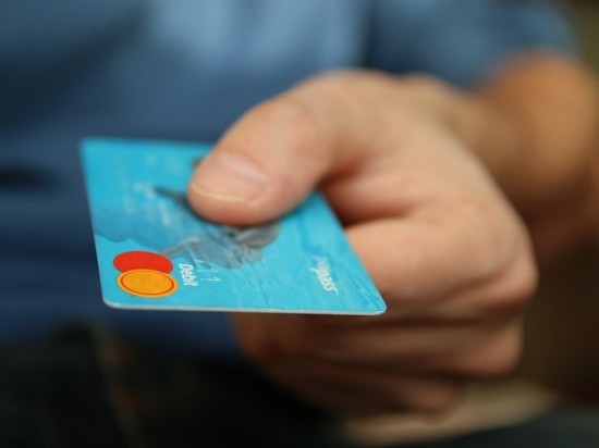 Выкинуть, разрезать или отдать: эксперт пояснил, как избавиться от банковских карт с истекшим сроком