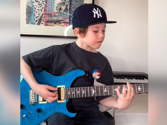 Девятилетний сын Жанны Фриске и Шепелева отжег на бас-гитаре