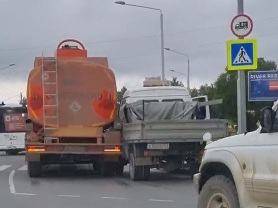 Грузовик и бензовоз столкнулись на кольцевом перекрестке в Южно-Сахалинске