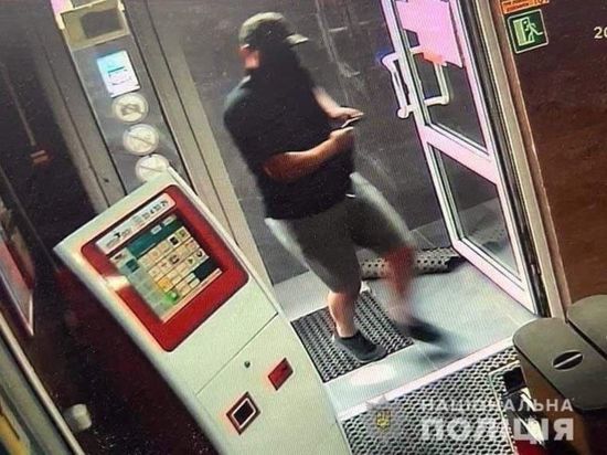 На Украине полицейский попытался ограбить обменник валюты и убил военного