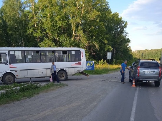 Пассажирский автобус разбился в ДТП с «Митсубиси Паджеро» под Новосибирском