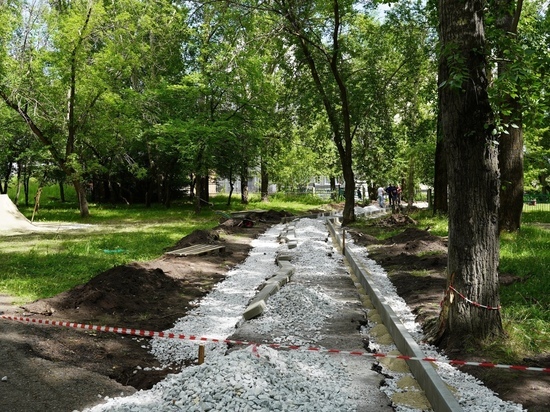 В кузбасском городе продолжаются работы по восстановлению разрушенного парка