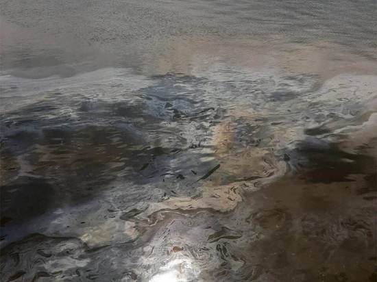 В Астраханской области на реке Бахтемир обнаружили нефтяное пятно
