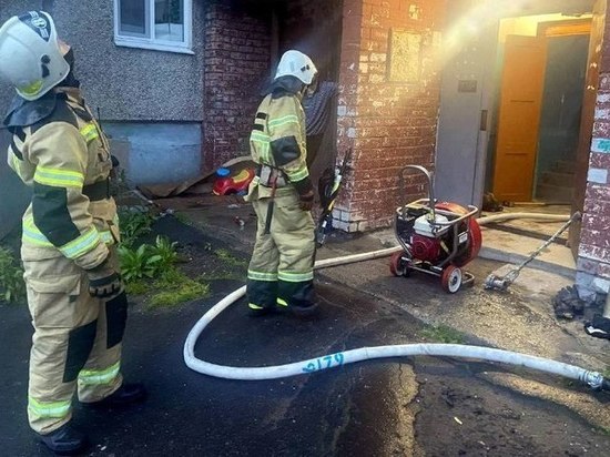 Сотрудники МЧС спасли жителя Североморска из квартиры, объятой пламенем