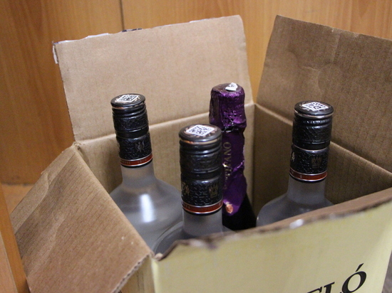 Больше 30 бутылок нелегальных водки, пива и самогона изъяли в Забайкалье