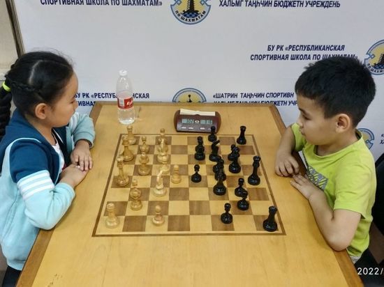 В Калмыкии проходит шахматный турнир среди школьников
