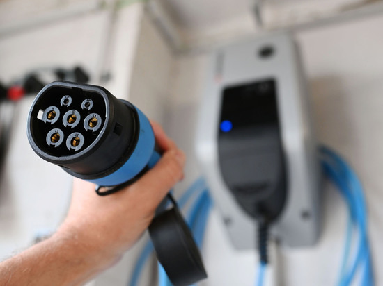 Названо количество станций для зарядки электромобилей в России