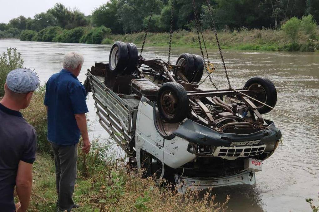 Автомобиль в реке