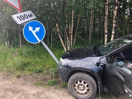 Водителя Renault Daster, наехавшего на дорожный знак под Оленегорском, нашли без сознания