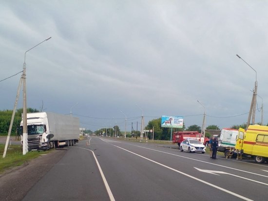 В Курской области в жестком ДТП с инкассаторским автомобилем и фурой пострадали два человека
