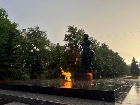 Газовики зажгли потухший из-за дождя Вечный огонь в Белгороде