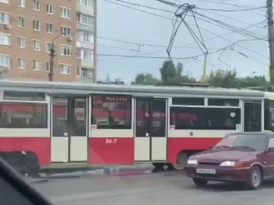 Трамвай на проспекте Ленина сошел с рельсов из-за размытого под путями грунта