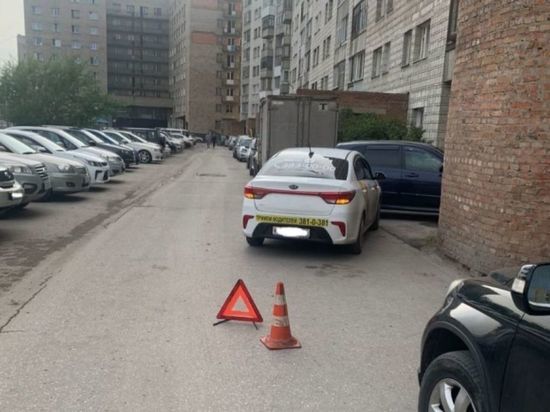 В Новосибирске 8-летний ребенок на самокате попал под колеса такси