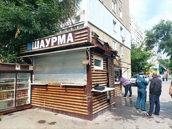 В Саратове горел ларек «Шаурма»