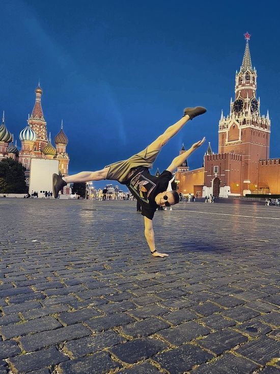 Скандальный гимнаст Иван Куляк из Калужской области показал трюк на Красной площади