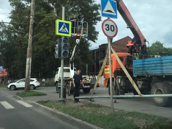 Светофор начали устанавливать у торгового центра на улице Чернышевского в Вологде