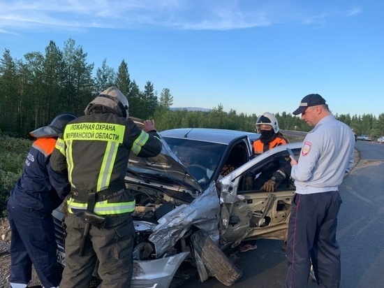 Пострадавшего в аварии под Апатитами водителя Renault увезли на скорой