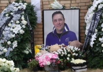 К могиле певца Юрия Шатунова на Троекуровском кладбище, который скончался 23 июня в Подмосковье, пришлось приставить вооруженную охрану