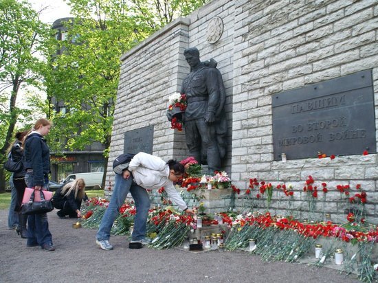 Власти Эстонии решили убрать все памятники советским солдатам до конца года