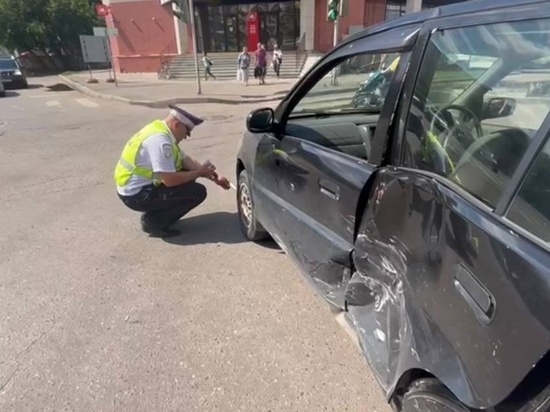 Две девочки попали в больницу после ДТП в Центральном районе Красноярска