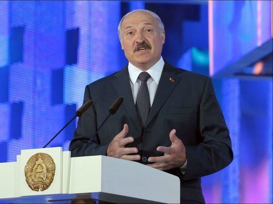 Лукашенко заявил о готовности защищать Белоруссию с оружием