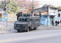 В ходе масштабной спецоперации полиции против банды угонщиков и грабителей в фавелах бразильского Рио-де-Жанейро погибли 18 человек, включая одного полицейского и местную жительницу, сообщил в четверг портал G1