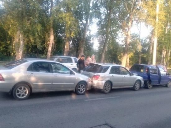 Три автомобиля столкнулись на улице Петухова в Новосибирске