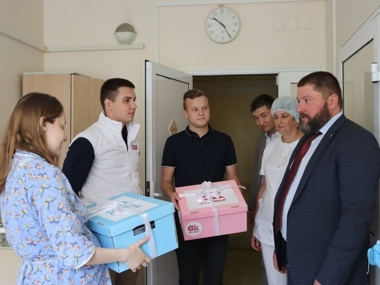 В Омский областной роддом в рамках проекта «Омск – это мы» переданы бирки для новорождённых