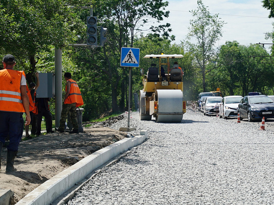 Дорожники укладывают асфальт на улице Тихоокеанской в Хабаровске