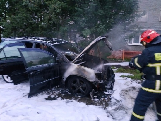 Ночка выдалась для огнеборцев неспокойной: в Мурманске горели гараж и автомобиль