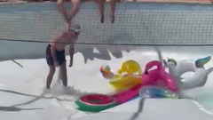 В Израиле на вечеринке двух мужчин засосало в дыру бассейна: видео