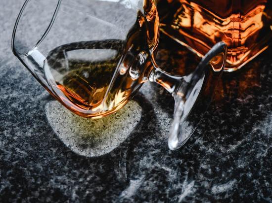 Житель Карелии решил вынести из магазина сразу пять бутылок коньяка